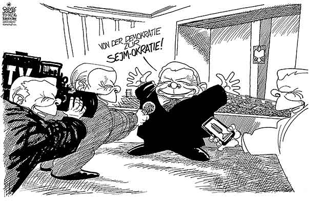 Oliver Schopf, politischer Karikaturist aus Österreich, politische Karikaturen aus Österreich, Karikatur Cartoon Illustrationen Politik Politiker Europa 2016 : POLEN KACZYNSKI PiS PARTEI SEJM DEMOKRATIE PRESSEFREIHEIT MEINUNGSFREIHEIT BERICHTERSTATTUNG PARLAMENT WARSCHAU VIELFALT INTERVIEW TV JOURNALISMUS
