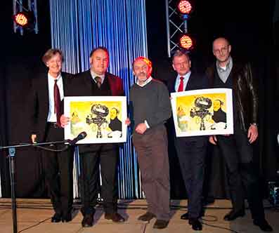 Oliver Schopf, politischer Karikaturist aus Österreich, politische Karikaturen aus Österreich, Karikatur Illustrationen Portraet 2012: Helmut Kuchernig-Hofmann Toourismusschule Bergheidengasse Gerhard Meissinger Karl MArkovics, Johannes Mauthe am abend der benefizveranstaltung und übergabe der originalkarikatur von oliverschopf an karl markovics MARKOVICS KARL SCHAUSPIELER REGISSEUR DREHBUCHAUTOR FILM KAMERA ATEM DIE FAELSCHER STEFAN RUZOWITZKY STOCKINGER KOMMISSAR REX 