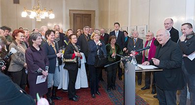 Oliver Schopf Ausstellung im Wiener Parlament Jaenner 2012 Vernissage mit Nationalratspräsidentin Mag. Barbara Prammer, Michael Frank Österreich-Korrespondent der Süddeutschenzeitung, und den Karikaturisten-Kollegen Daniel Jokesch, Michael Pammesberger, Markus Szyszkowitz