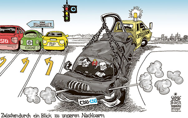 Oliver Schopf, politischer Karikaturist aus Österreich, politische Karikaturen aus Österreich, Karikatur Cartoon Illustrationen Politik Politiker Deutschland, Süddeutsche Zeitung, Meinung, Seite 4, 2021: 
BUNDESTAGSWAHL REGIERUNGSBILDUNG SONDIERUNGEN KOALITIONSVERHANDLUNGEN AMPEL KOALITION SPD DIE GRÜNEN FDP OPPOSITION CDU CSU ARMIN LASCHET MARKUS SÖDER ABSCHELEPPEN ABSCHLEPPWAGEN KREUZUNG RECHTS ABBIEGEN








