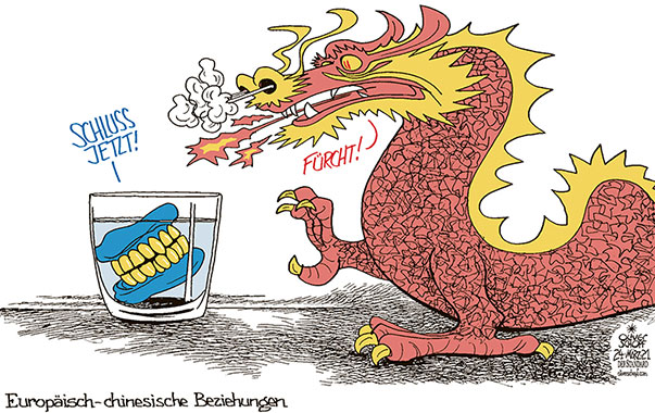 Oliver Schopf, politischer Karikaturist aus Österreich, politische Karikaturen aus Österreich, Karikatur Cartoon Illustrationen Politik Politiker Europa 2021: EUROPÄISCHE UNION EU CHINA BEZIEHUNGEN SANKTIONEN MENSCHENRECHTE CHINESISCHER DRACHE GEBISS WASSERGLAS DROHUNGEN ANGST 
