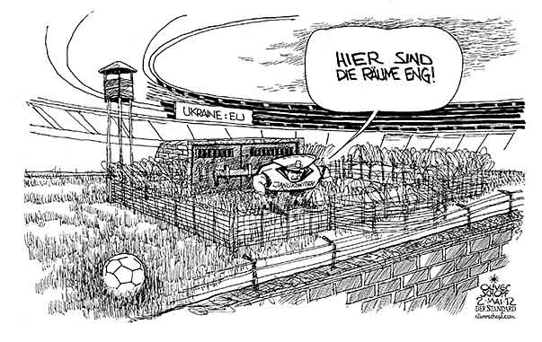  Oliver Schopf, politischer Karikaturist aus Österreich, politische Karikaturen, Illustrationen Archiv politische Karikatur Europa Sport 2012 UKRAINE EURO2012 JANUKOWITSCH TIMOSCHENKO BOYKOTT FUSSBALL STADION TOR MAUER STACHELDRAHT


