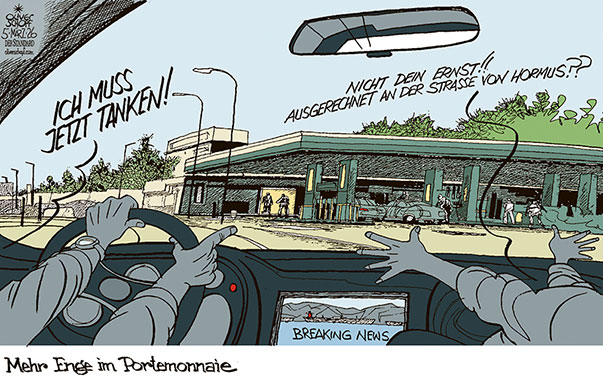 Oliver Schopf, politischer Karikaturist aus Österreich, politische Karikaturen aus Österreich, Karikatur Cartoon Illustrationen Politik Politiker Österreich Cartoon Movement, @oliverschopf.bsky.social 2026: IRAN KRIEG ÖL ENERGIE STRASSE VON HORMUS MEERENGE AUTO TANKEN BENZIN TANKSTELLE TEUERUNG STEIGENDE PREISE INFLATION PORTEMONNAIE GELDBÖRSEL







































