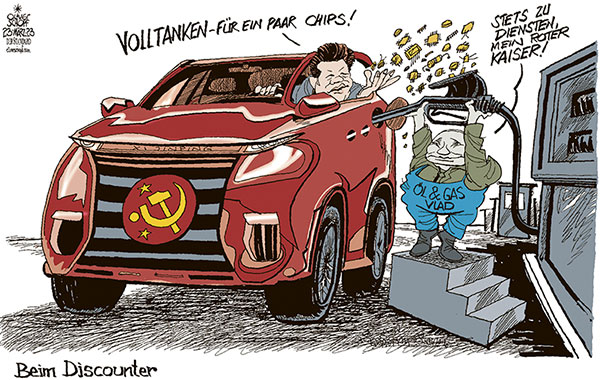 Oliver Schopf, politischer Karikaturist aus Österreich, politische Karikaturen aus Österreich, Karikatur Cartoon Illustrationen Politik Politiker international 2023: CHINA RUSSLAND XI JINPING PUTIN ÖL GAS BENZIN TANKSTELLE DISCOUNTER TANKEN SUV HALBLEITER CHIP ROTER KAISER 
