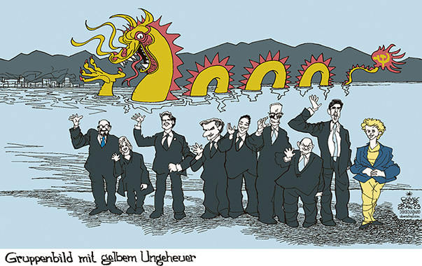 Oliver Schopf, politischer Karikaturist aus Österreich, politische Karikaturen aus Österreich, Karikatur Cartoon Illustrationen Politik Politiker international 2023: G7 GIPFEL TREFFEN JAPAN GRUPPENBILD CHINA DRACHE UNGEHEUER LOCH NESS




